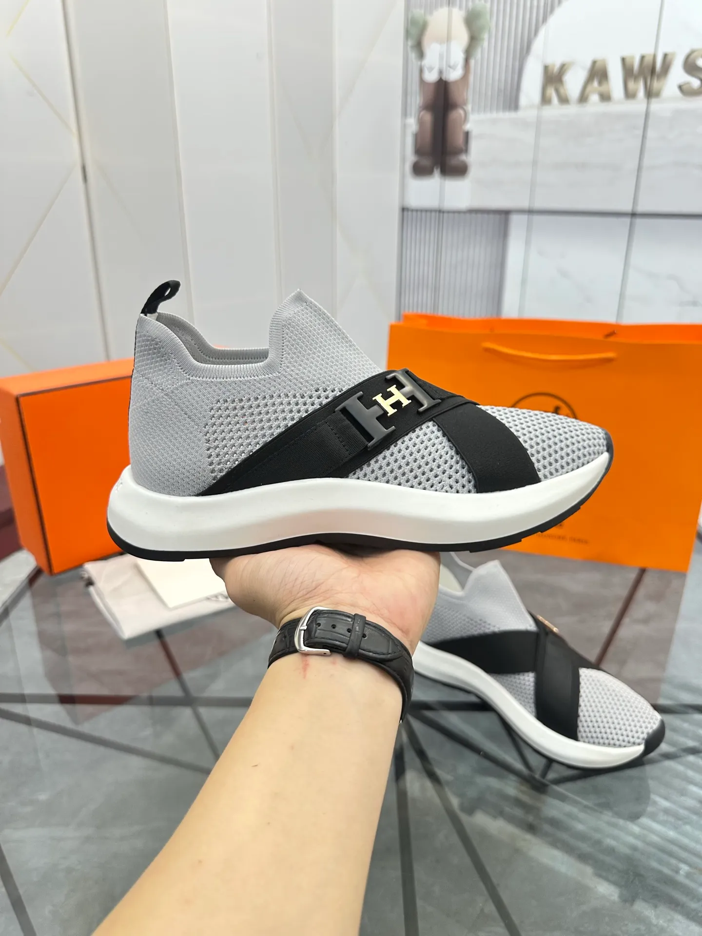 Men's shoes: 💰P620¥ High-end top quality Product trademark: Hermes *"Hermès*" low-top casual shoes Regular size: 38-45 (can be customized to 46) Product materials: Upper imported from the counter original fly weave, breathable lining, cowhide foot pads, original outsole. No.: 001
